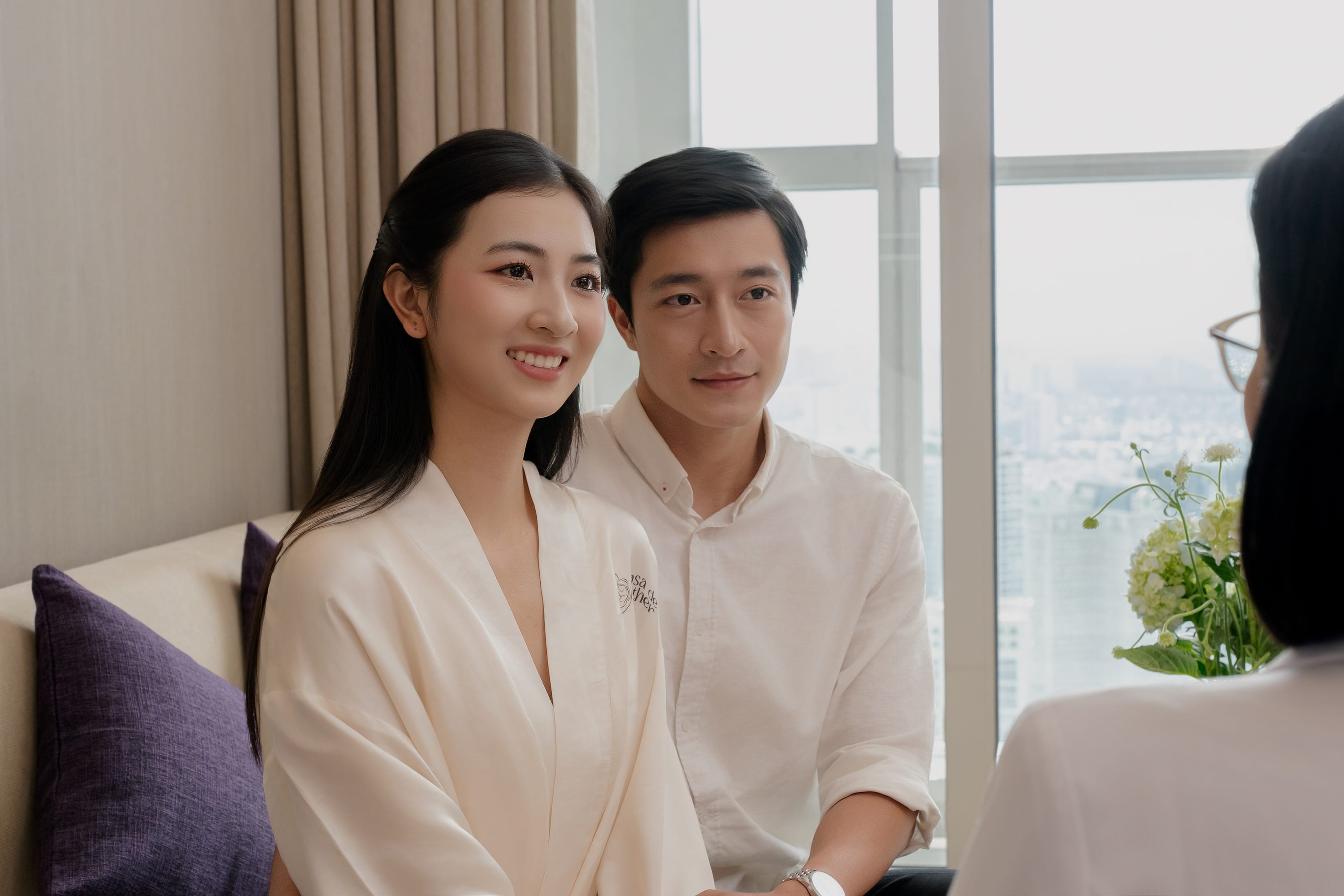 은은한 조명의 프라이빗 스위트에서 따뜻한 차를 따르는 Casa 팀원