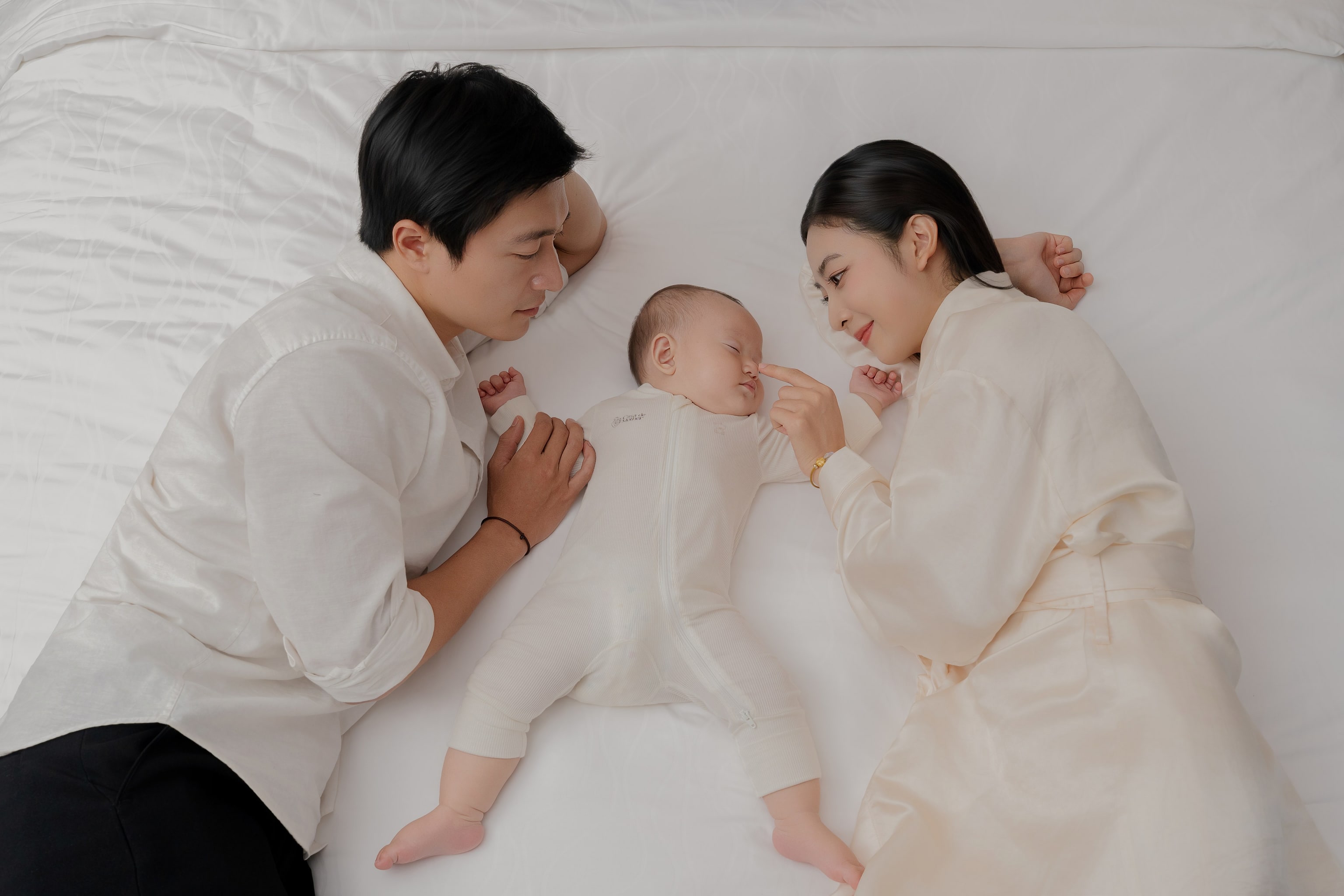 아침 햇살 속 해안 바위 위로 밀려드는 청록빛 파도 영상