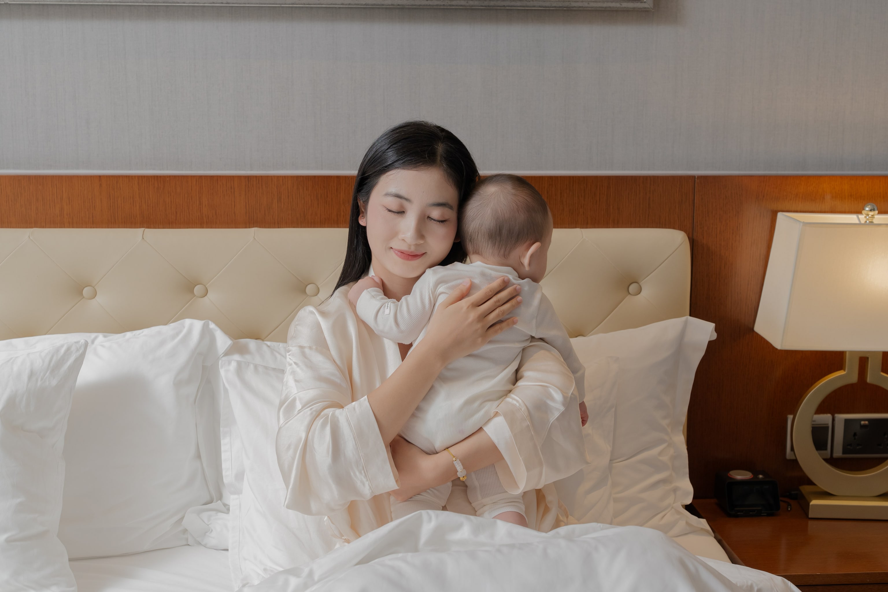 스위트 창가에서 신생아를 품에 안은 엄마