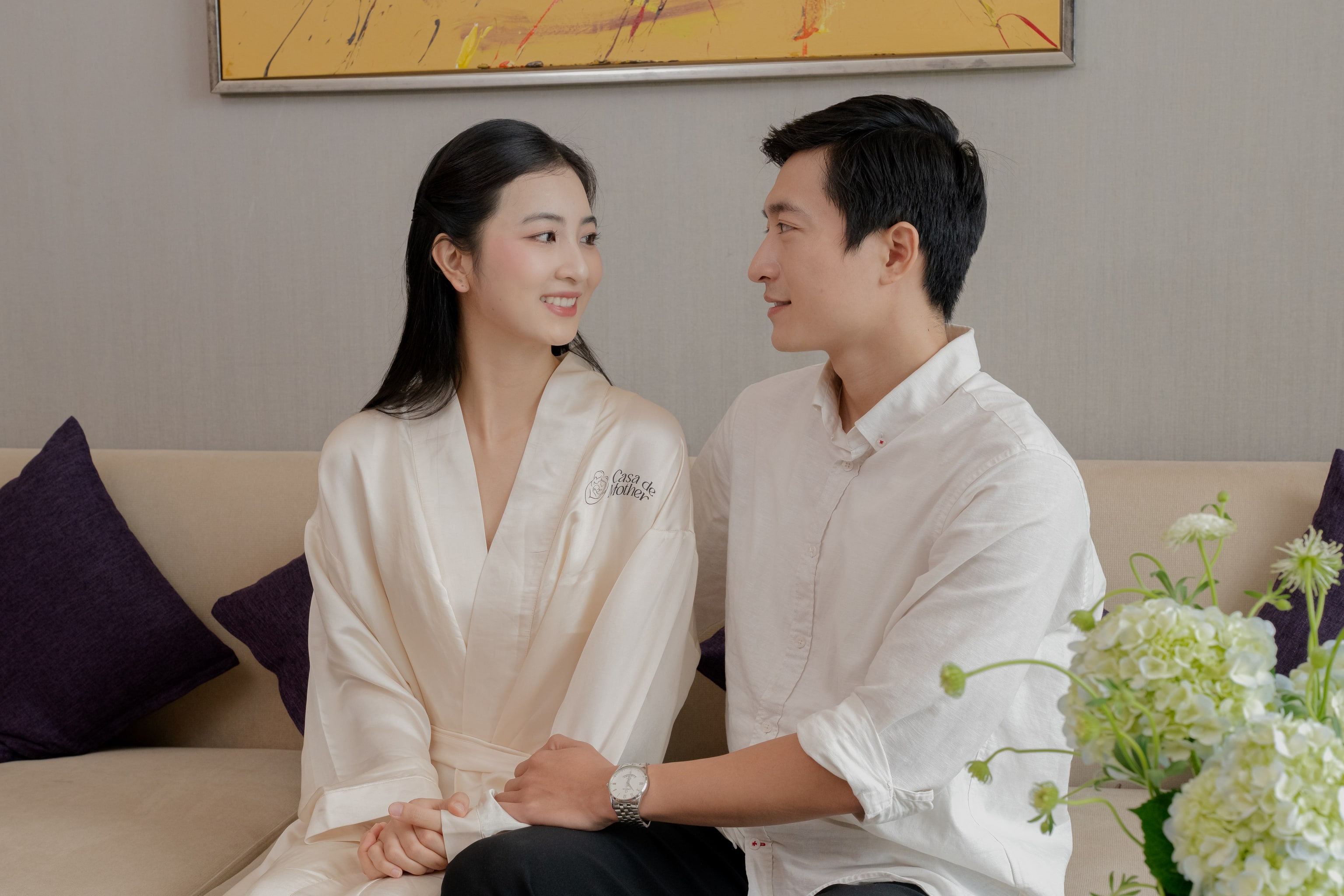아기 침대 옆에서 신생아를 돌보는 부모